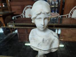 Petit buste en albâtre, prix 250 euros 
