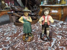 Couple de figurines en barbotine 