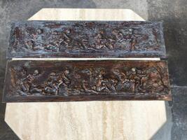 Paire de bas reliefs au pouties 
