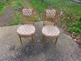 Paires de chaises en bois doré 