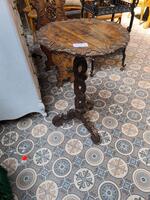 Petit table sculpté -90 euros 