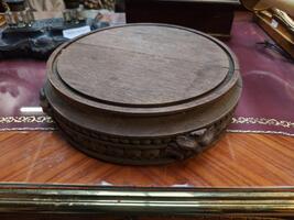 Socle en bois sculpté 