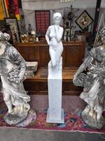 Statuts en marbre de carrare signé 